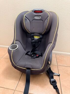 Tricot Comme des Garcons Gray Kids Car Seat with Yellow Piping